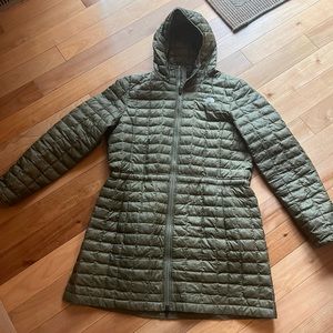 The Northface Women’s  Thermoball Eco Parka (olive green)